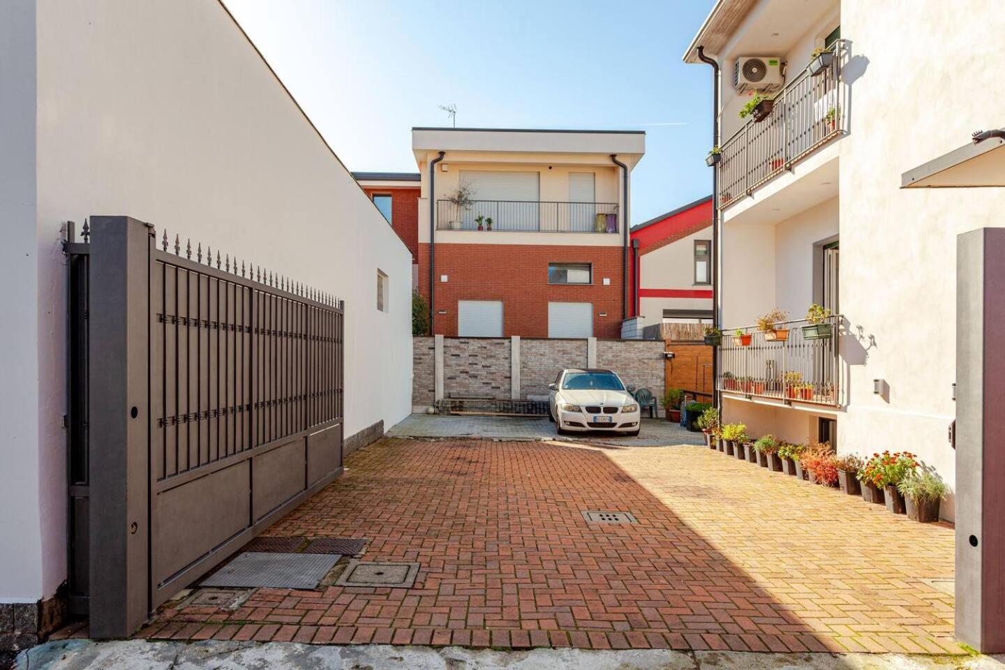 A Home Away From Home By Alex Busto Arsizio Esterno foto